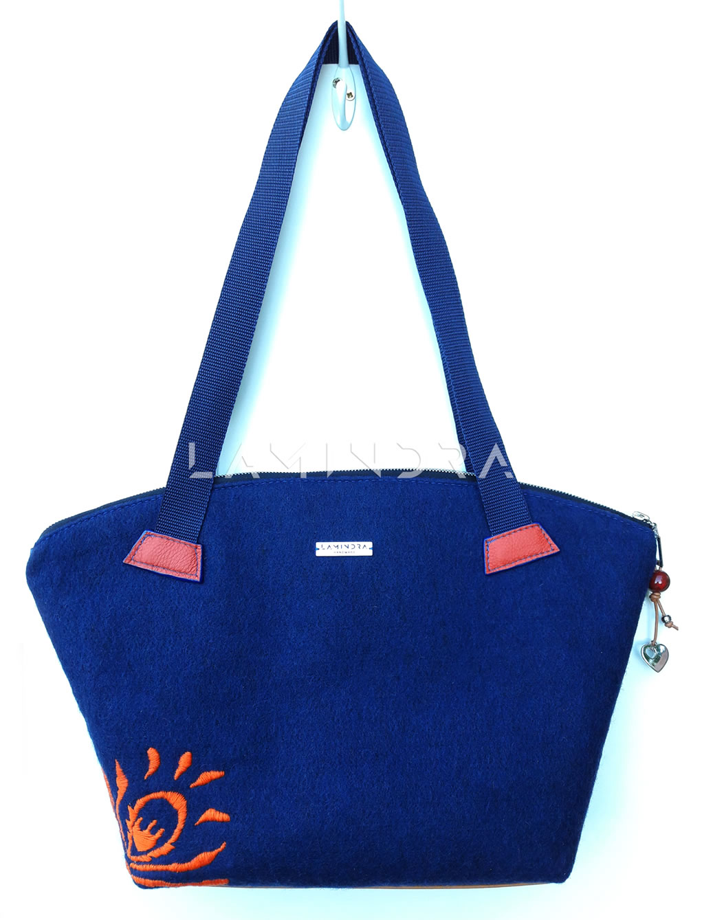 Táskák, hátizsákok, kézműves termékek: TA009, Sötétkék gyapjúfilc válltáska narancssárga hímzéssel